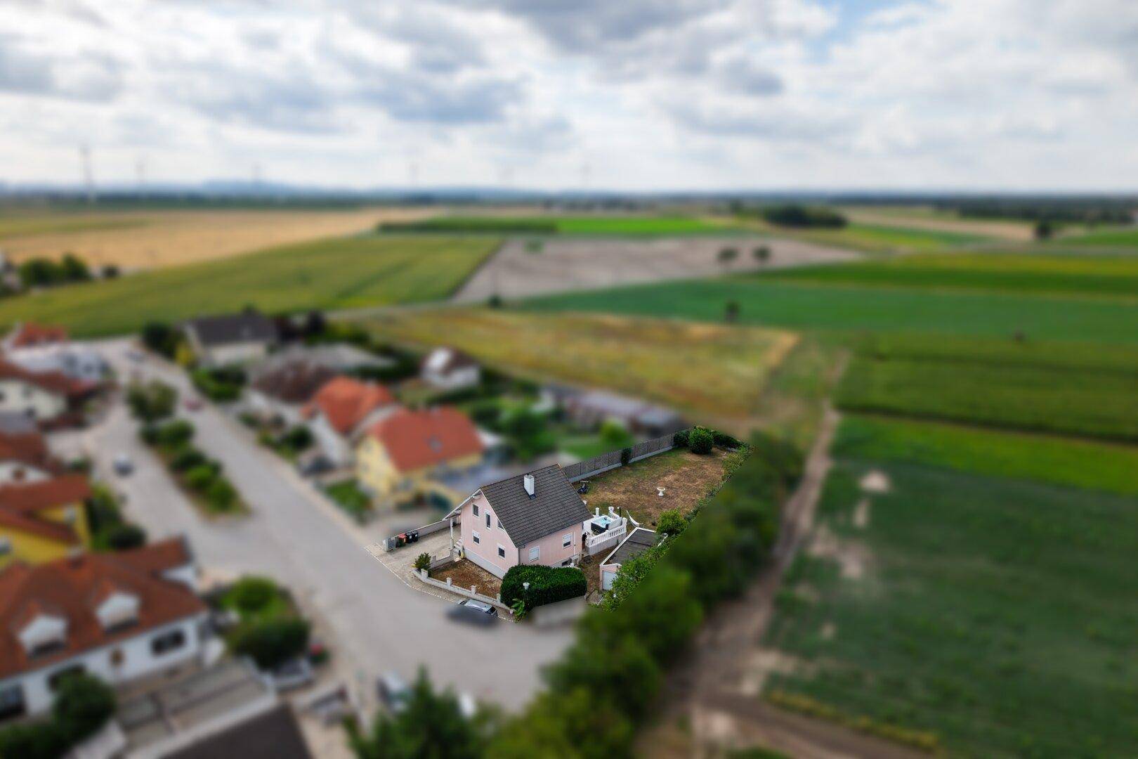 Übersicht des Anwesens aus der Luft mit Blick auf die Straße und die weite Landschaft.