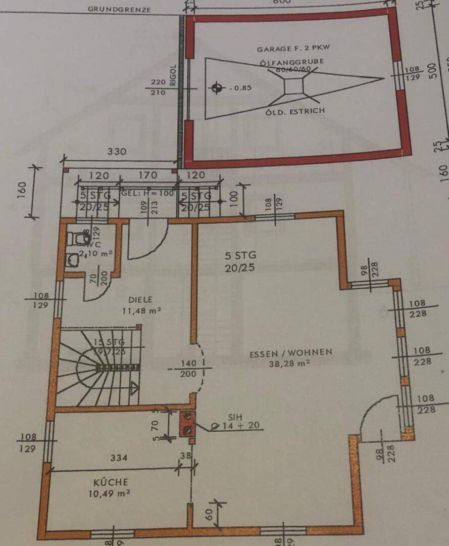 Grundriss des Erdgeschosses mit Küche, offenem Wohn-Essbereich und Garage.