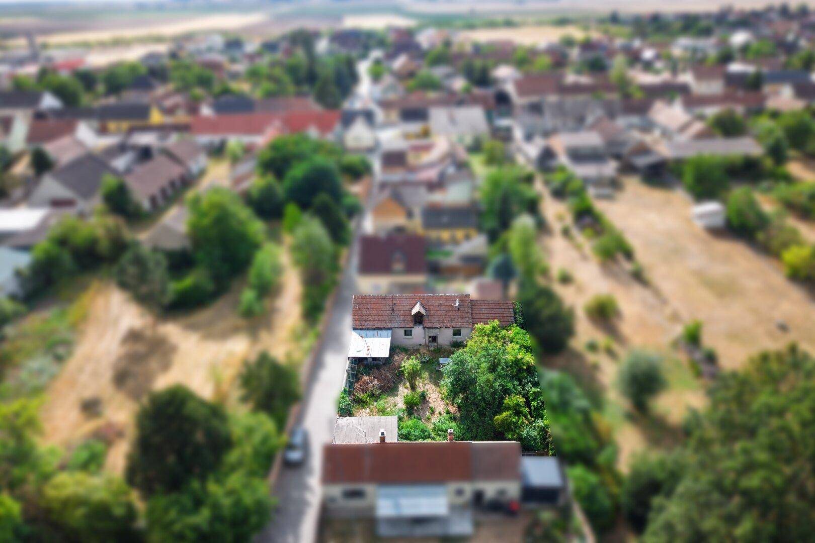 Übersichtliche Luftaufnahme des Anwesens, die die Grundstücksaufteilung und die Umgebung zeigt.