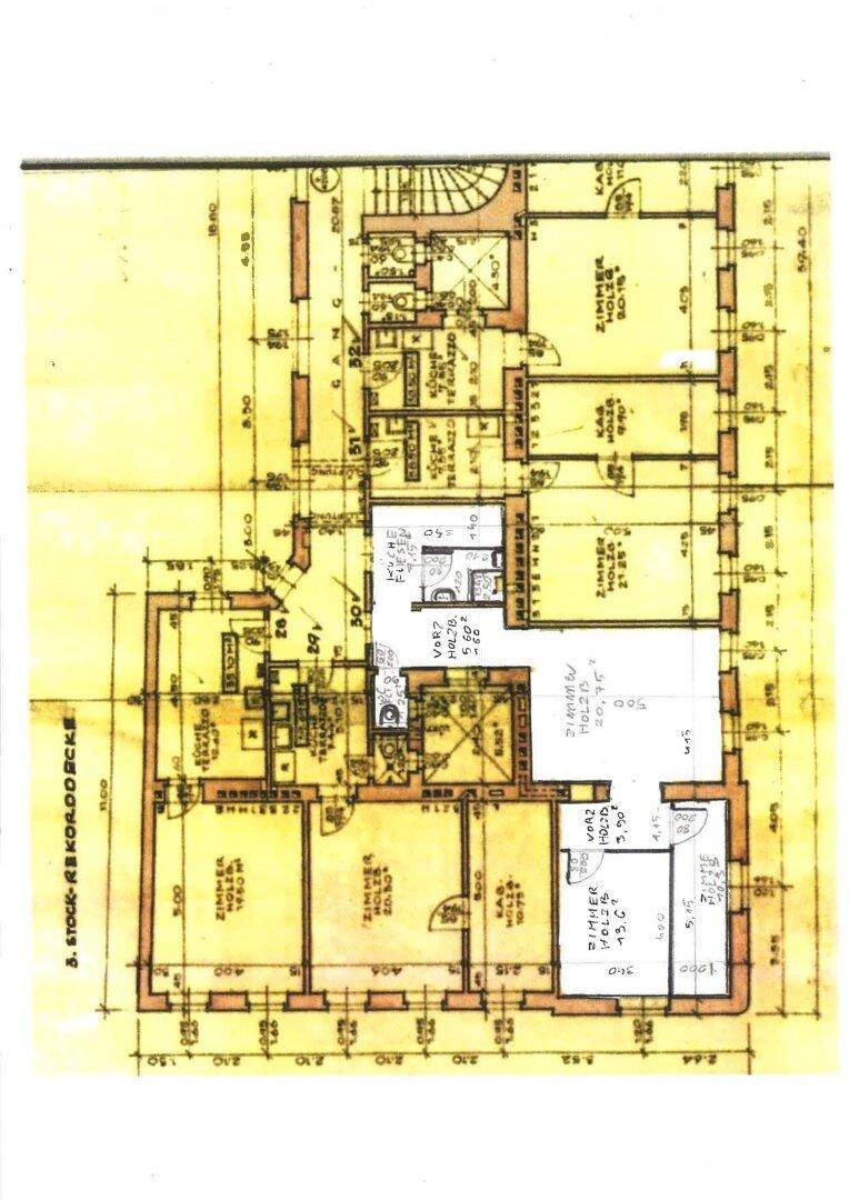 Detaillierter Grundriss einer Etage mit mehreren Zimmern, Küchen und Bädern, inklusive Terrassenbereichen.