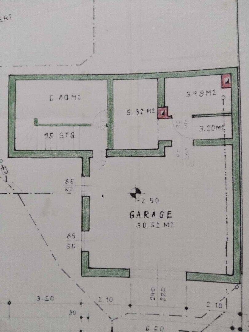 Handgezeichneter Grundriss des Garagenbereichs mit Abstellräumen und Zufahrt.