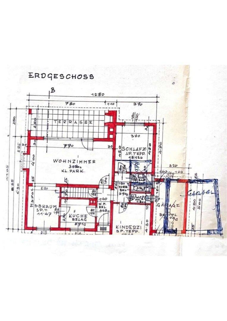 Grundriss des Erdgeschosses mit Wohnzimmer, Terrasse und Schlafzimmern, übersichtliche Aufteilung.