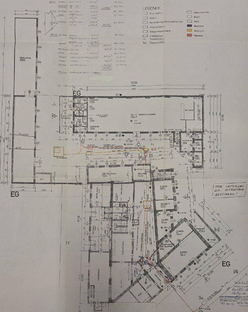 Detaillierter Grundriss des Erdgeschosses mit verschiedenen Räumen und Abmessungen.