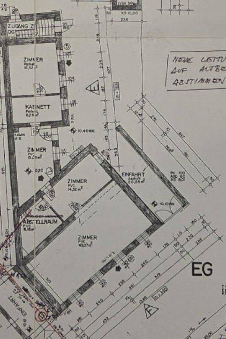 Ausschnitt aus dem Grundriss des Erdgeschosses mit Zimmern und Einfahrt.
