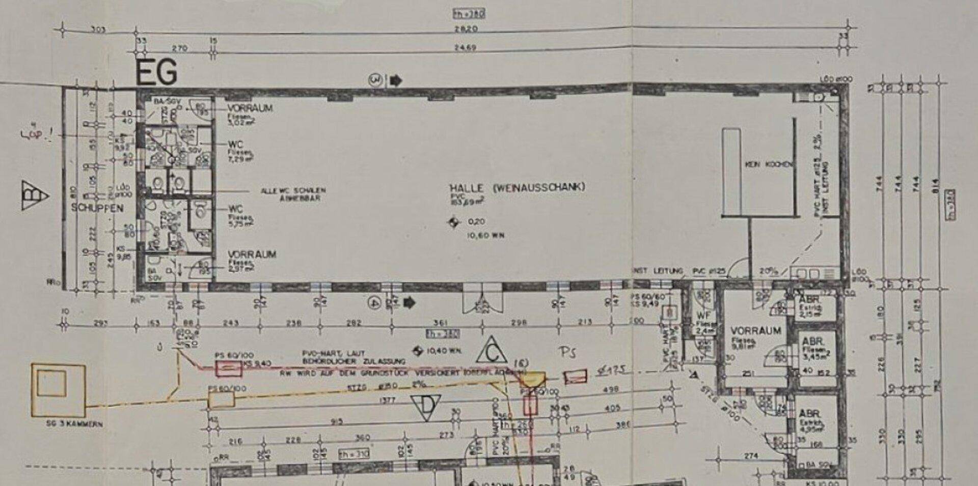Grundriss des Erdgeschosses mit großer Halle, Vorräumen und Sanitäranlagen.
