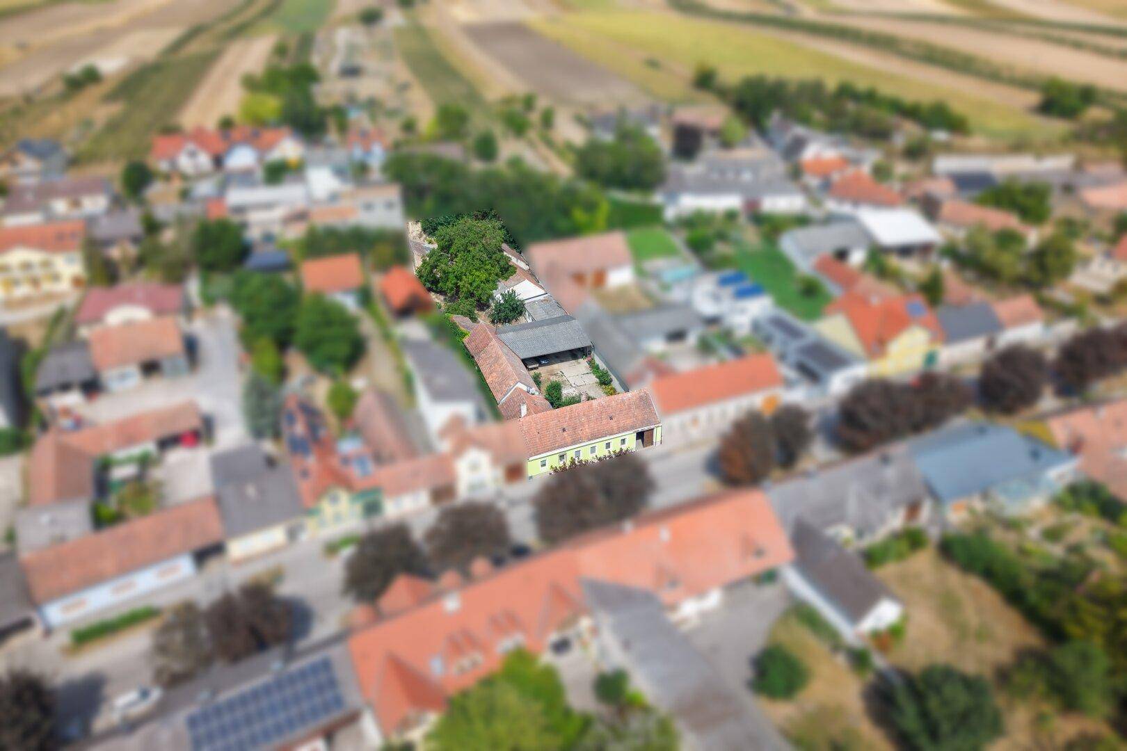 Panoramische Luftaufnahme des Anwesens, das sich harmonisch in die ländliche Landschaft einfügt.