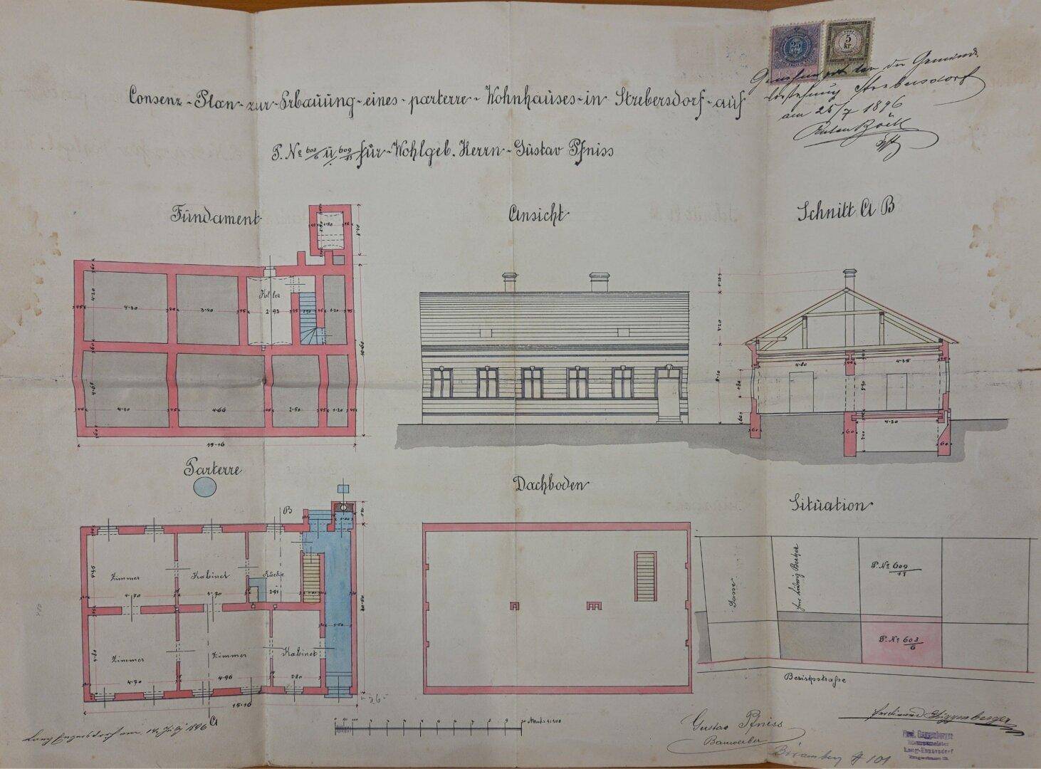 Historischer, handgezeichneter Bauplan mit Grundriss, Ansichten und Schnittdarstellungen des Gebäudes.