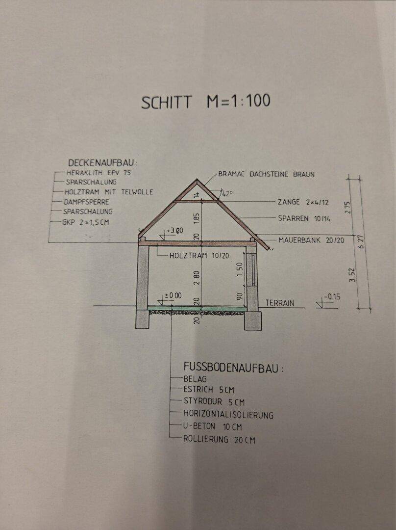 Technischer Schnittplan im Maßstab 1:100, der den Dach- und Deckenaufbau detailliert darstellt.