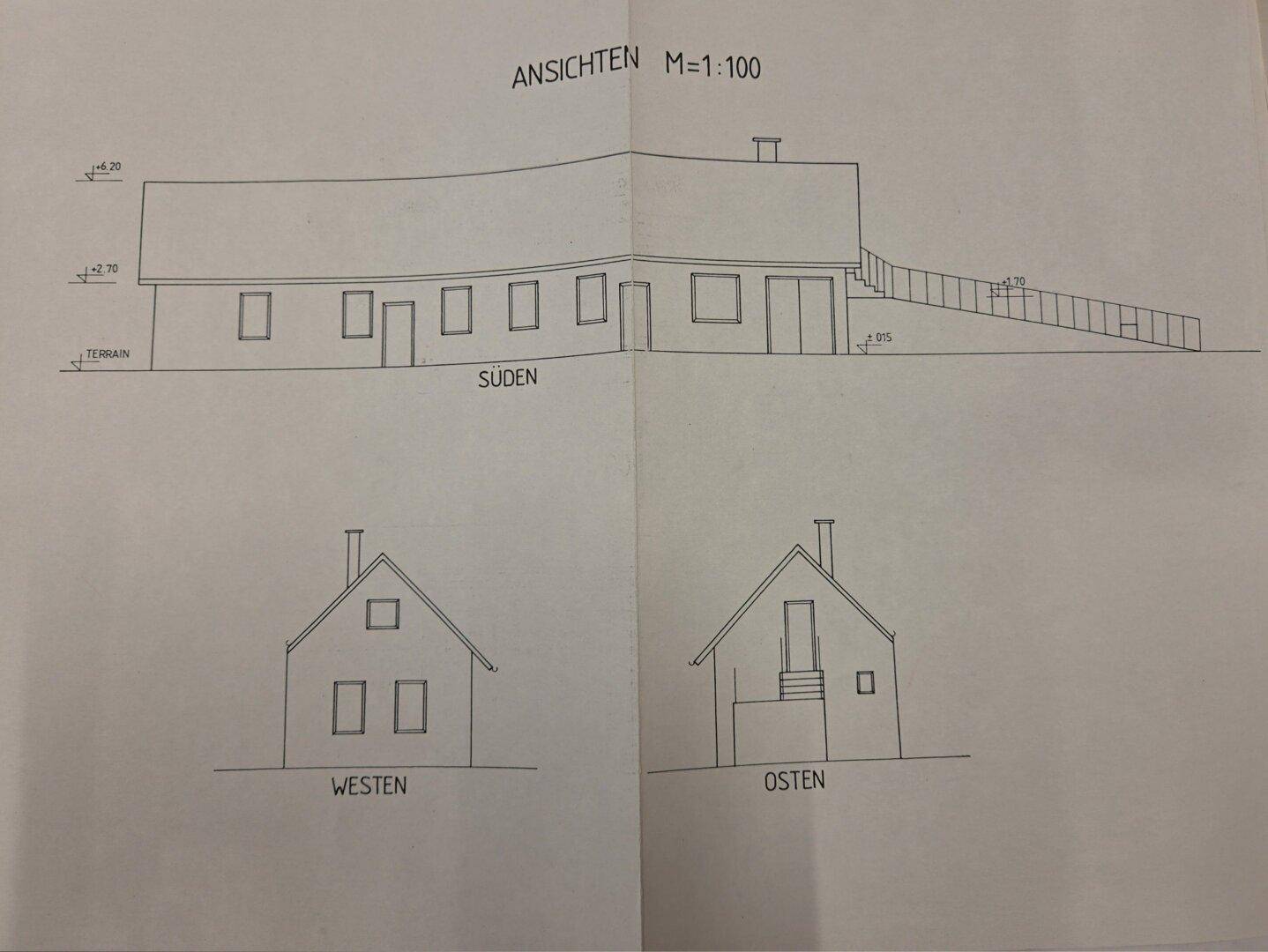 Architektonische Ansichten eines Gebäudes von Süden, Westen und Osten mit einer Rampe.