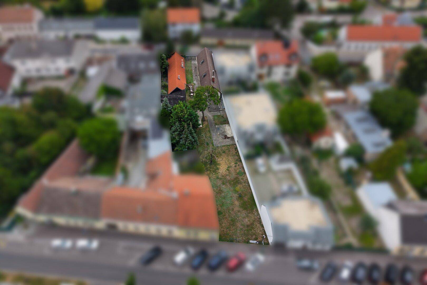Dritte Luftaufnahme des Grundstücks, die die Größe und Lage in der Nachbarschaft verdeutlicht.