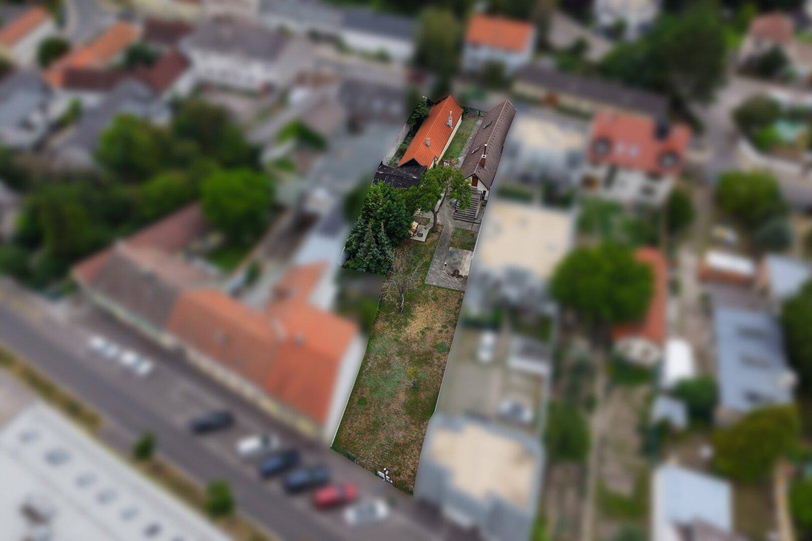 Übersicht aus der Vogelperspektive zeigt das langgezogene Grundstück in ländlicher Umgebung.