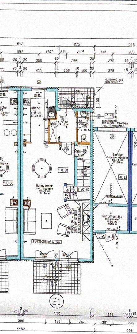 Grundriss des Erdgeschosses mit offenem Wohnbereich, Küche und Zugang zur Terrasse.