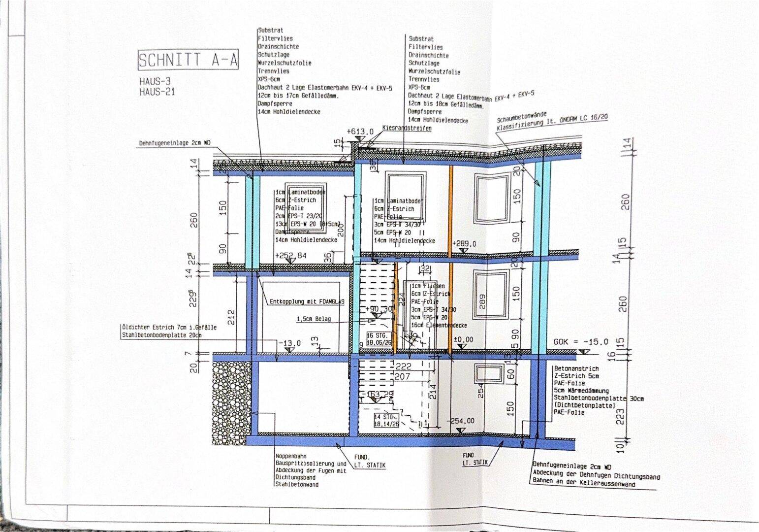 Architektonischer Schnittplan des Gebäudes mit Details zur Konstruktion und den verschiedenen Ebenen.