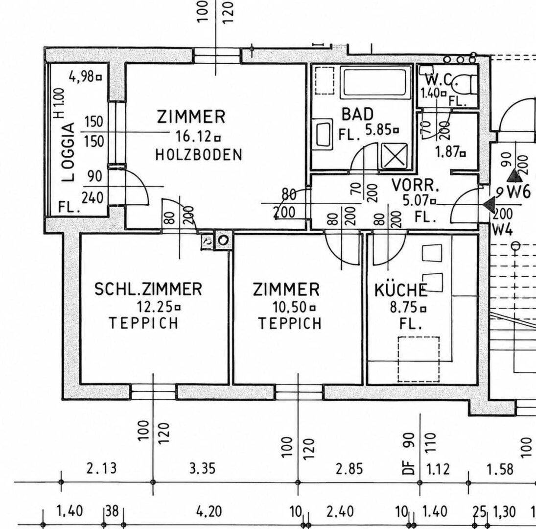 Detaillierter Grundriss einer Wohnung mit Loggia, separatem WC, Badezimmer mit Badewanne und Küche.