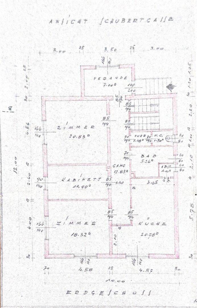 Handgezeichneter Grundriss des Erdgeschosses mit Zimmern, Küche, Bad und Veranda.