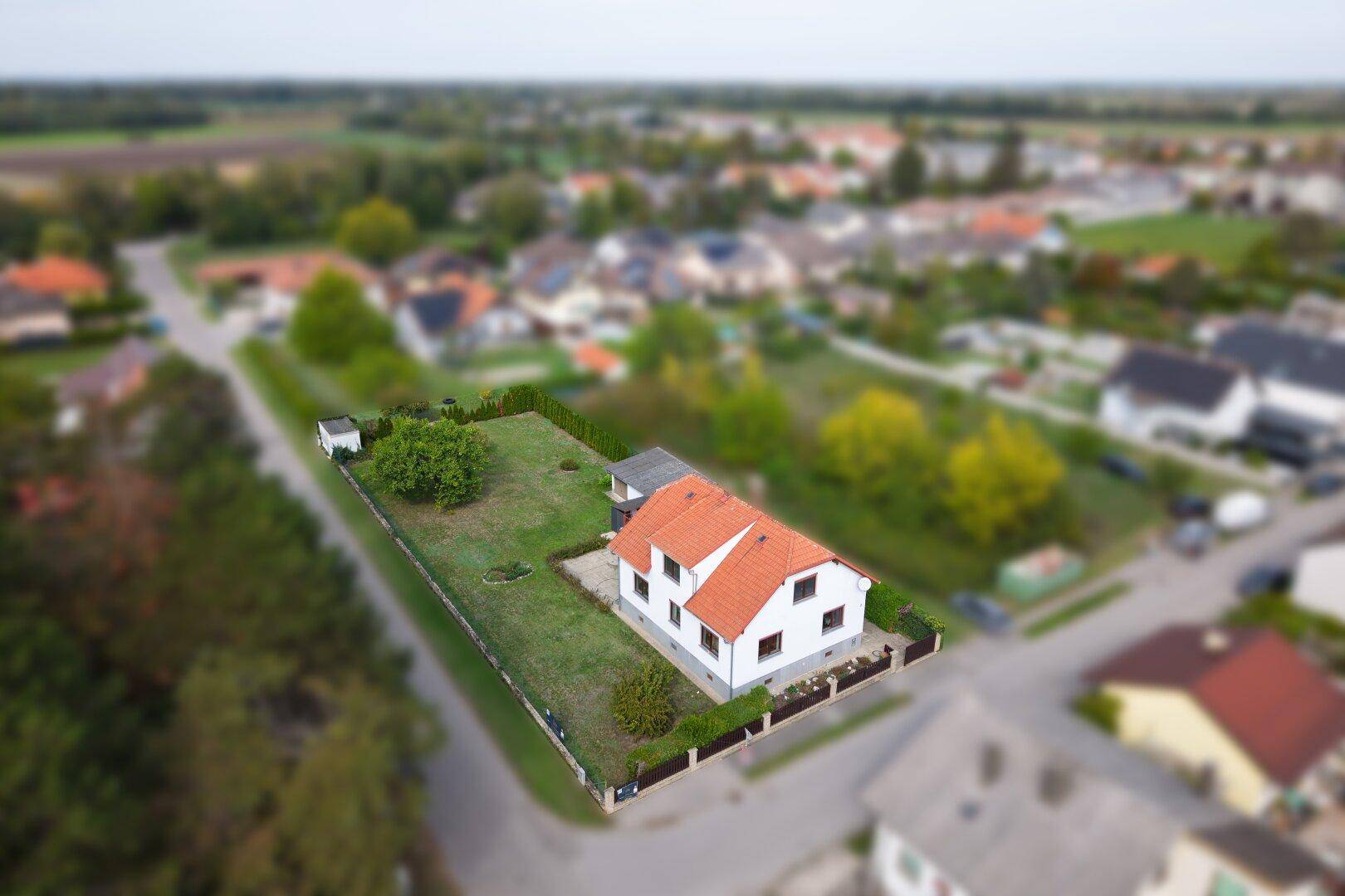 Übersichtliche Luftaufnahme des Wohnhauses in ländlicher Umgebung mit großem Grundstück.