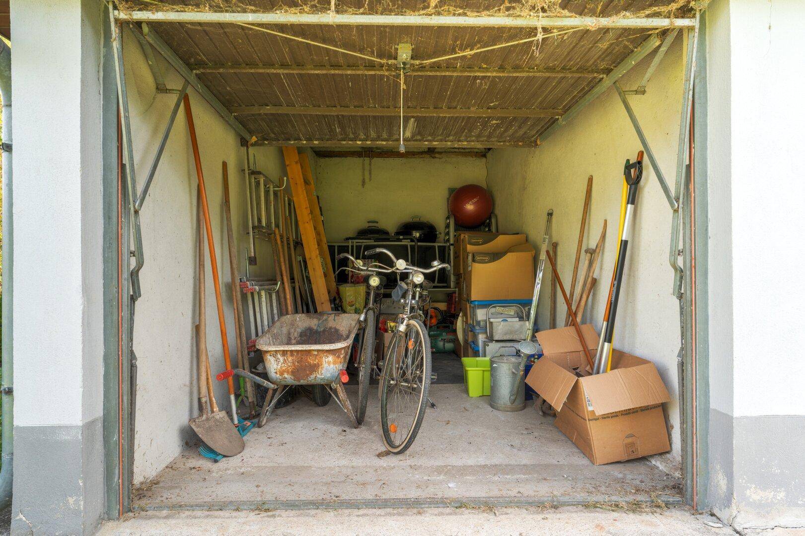 Garage als Abstellraum für Gartengeräte, Fahrräder und verschiedene Werkzeuge.