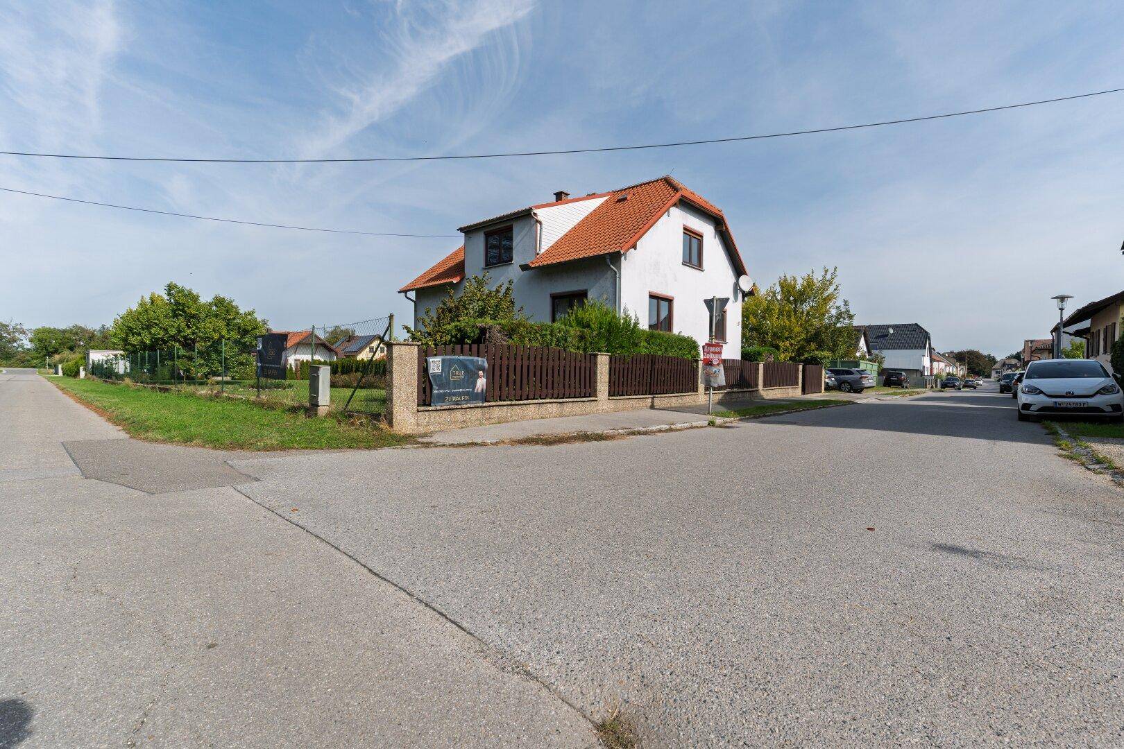 Wohnhaus an einer ruhigen Straße mit gepflegtem Garten und traditioneller Architektur.