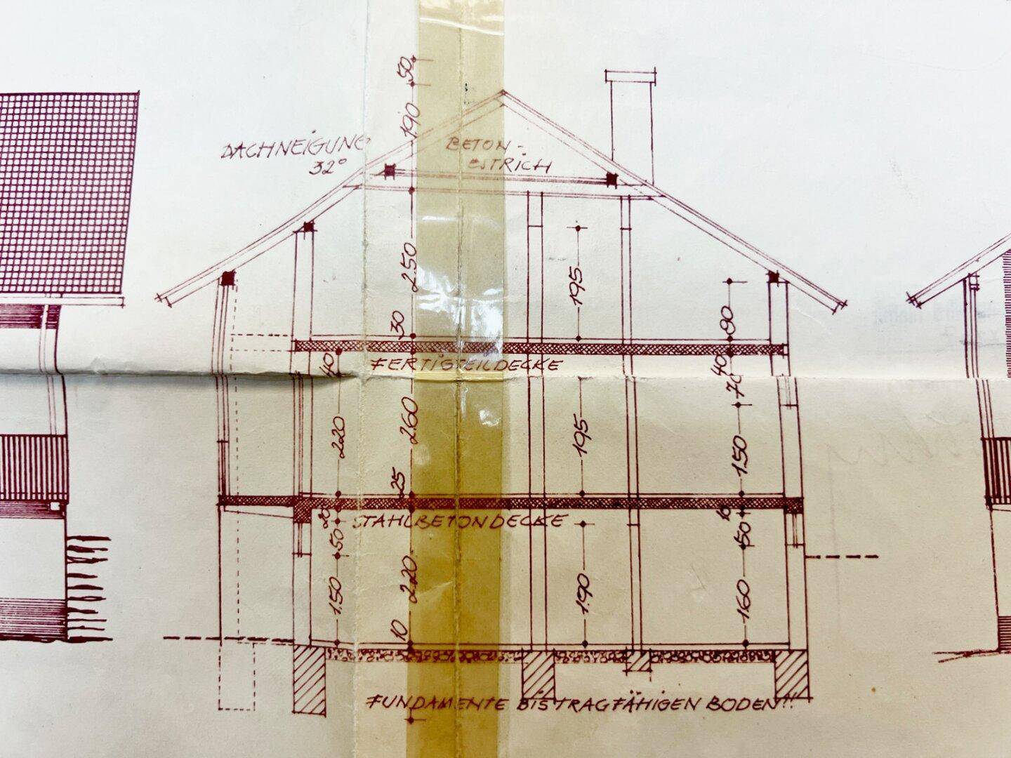 Architektonischer Schnittplan des Hauses mit Dachneigung und Deckenhöhen.