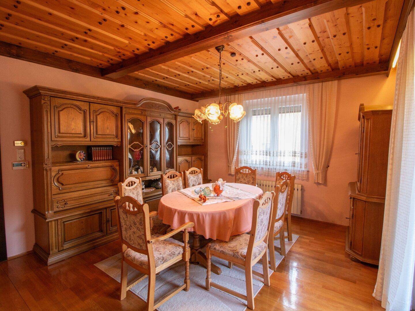 Traditioneller Essbereich mit Holzbalkendecke und rustikalen Möbeln.