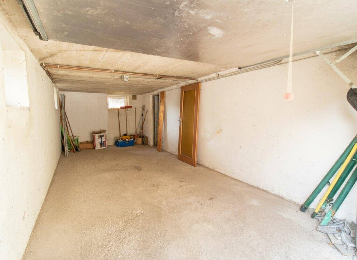 Großer Kellerraum mit Betonboden, vielseitig nutzbar als Lagerfläche.