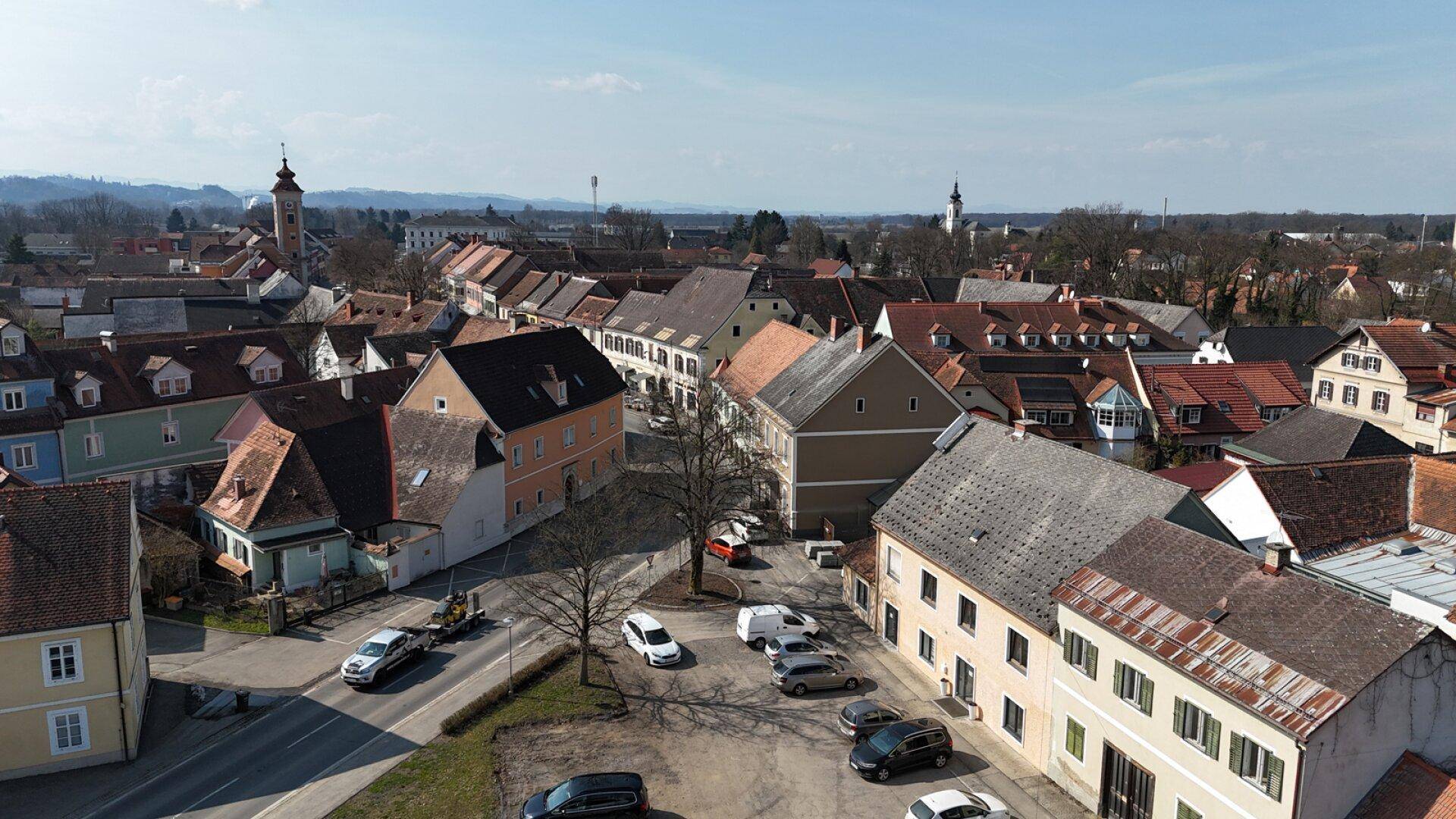 Panoramablick aus der Vogelperspektive auf eine charmante Kleinstadt mit historischen Gebäuden.