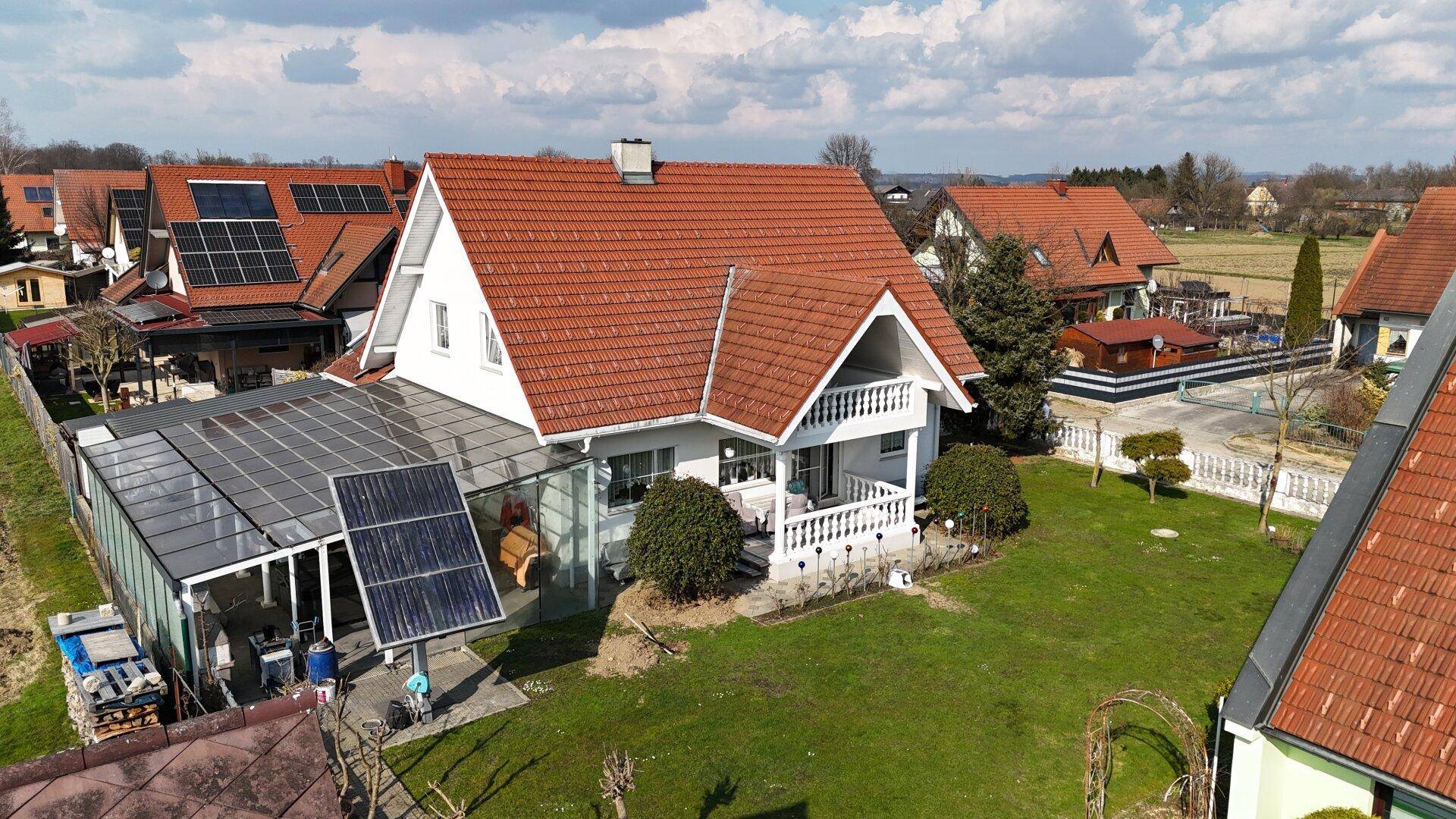 Luftaufnahme des Hauses mit großem Garten, Solaranlage und umliegender Landschaft.