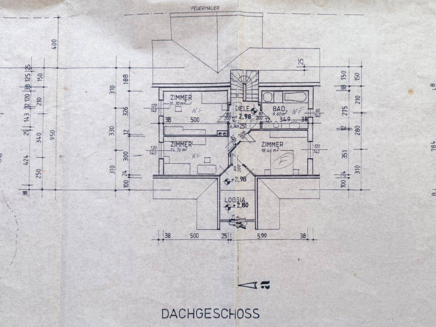 Grundriss des Dachgeschosses mit Schlafzimmern, Bad, Diele und Loggia.
