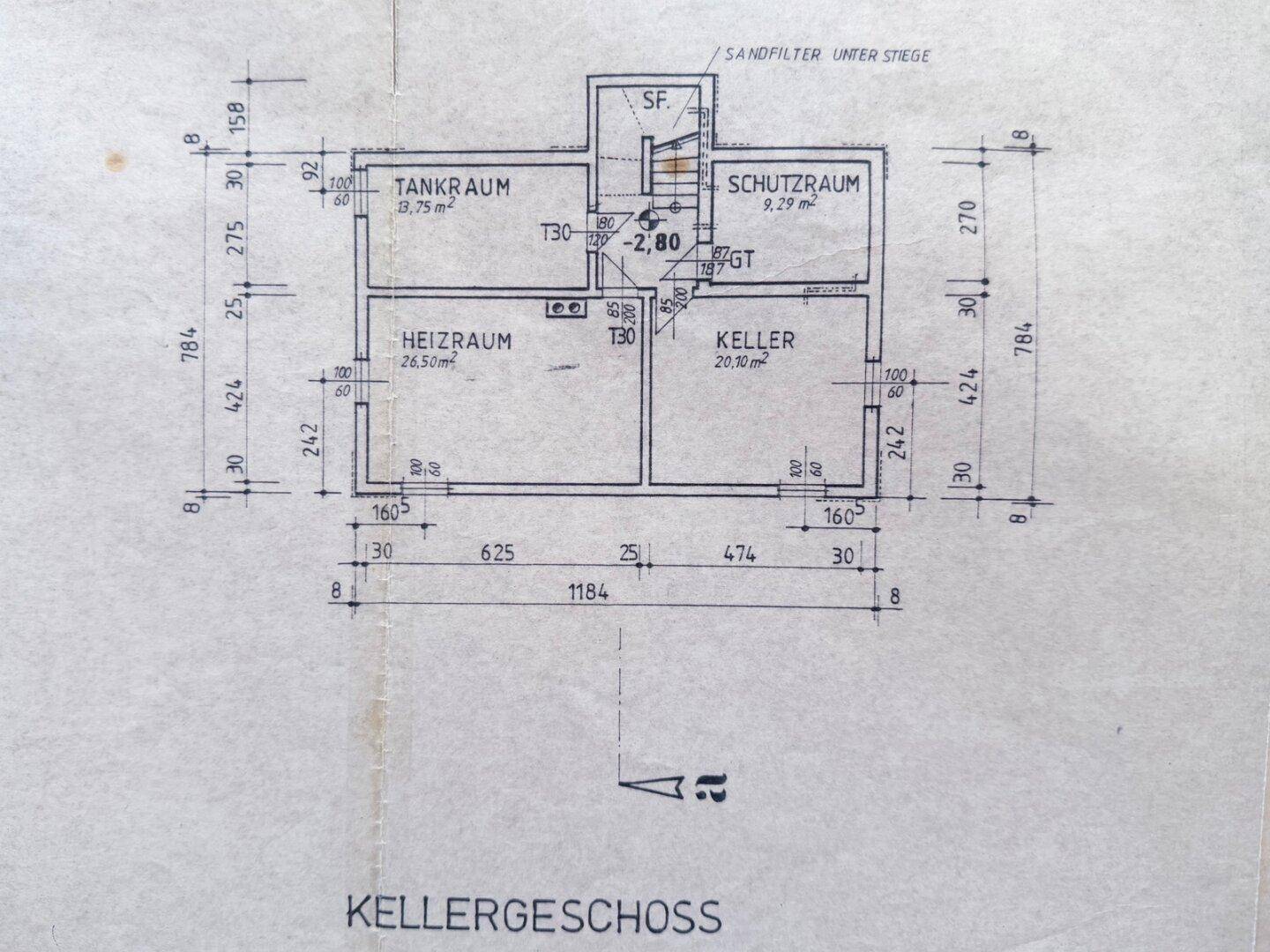 Grundriss des Kellergeschosses mit Heizraum, Tankraum, Schutzraum und Keller.
