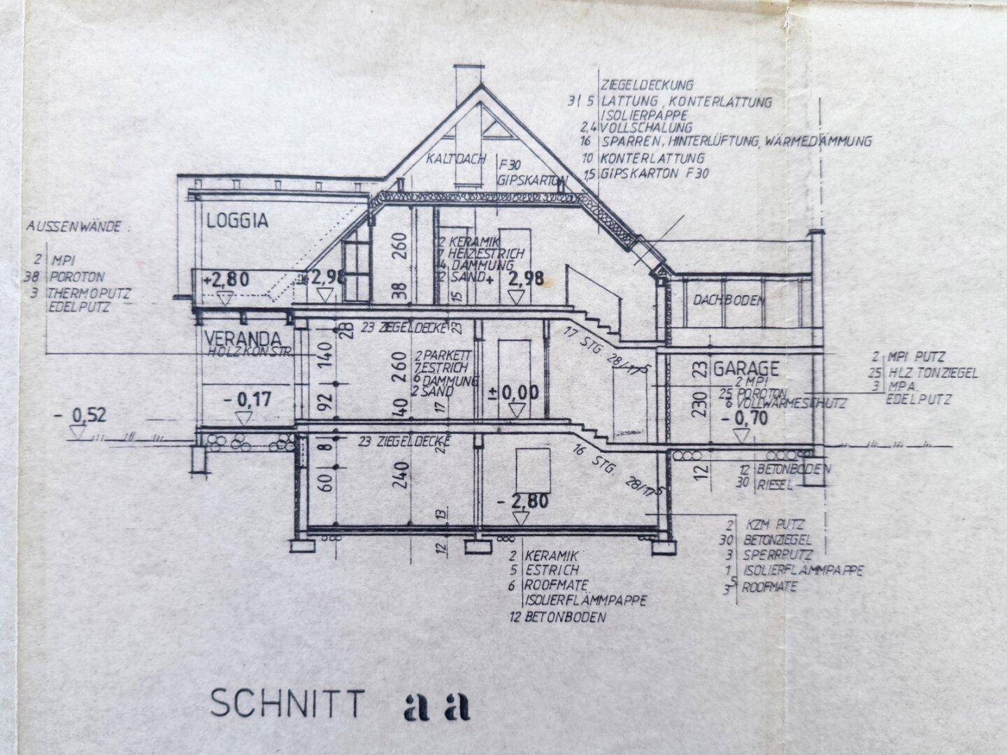 Schnittansicht des Gebäudes mit Garage, Veranda, Loggia und Dachboden.