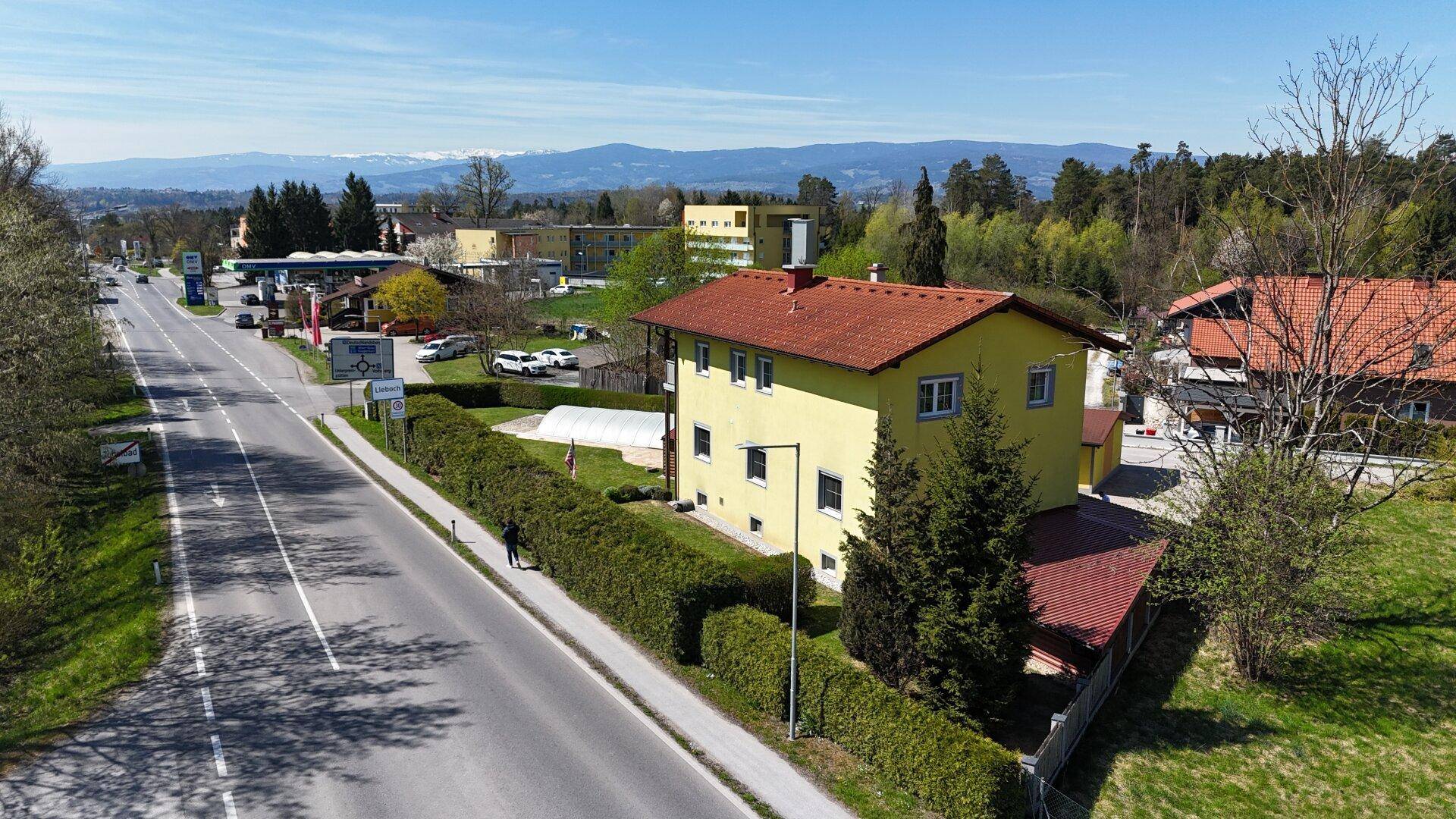 Weitläufige Luftaufnahme des Wohnhauses an einer Straße mit Blick auf die Umgebung.