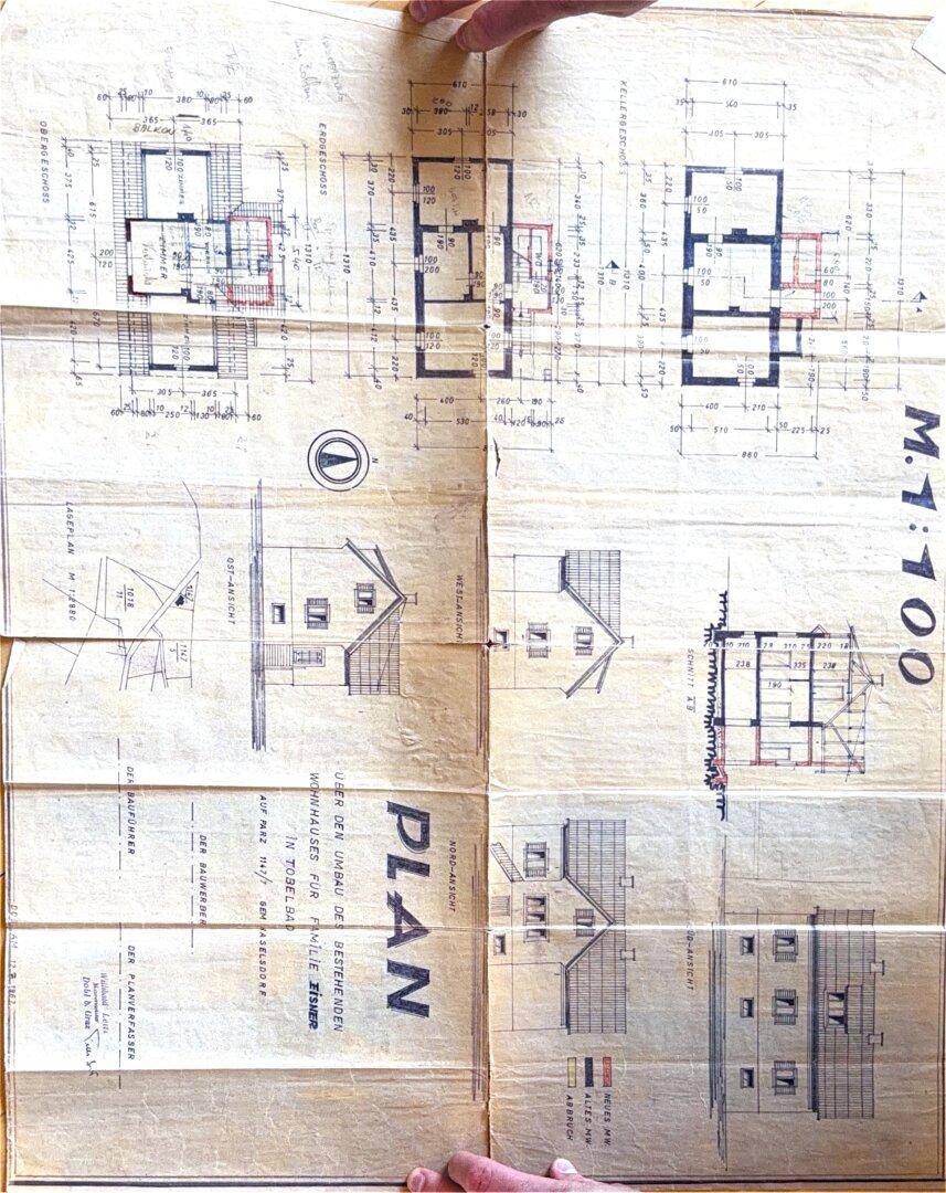 Detaillierter Bauplan des Hauses mit Grundrissen und Ansichten.