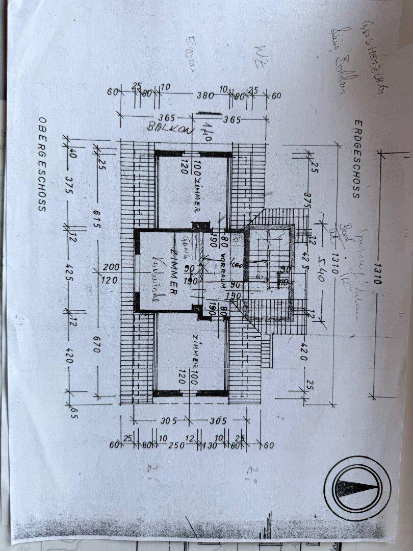Grundriss des Obergeschosses mit Zimmern und Balkon.