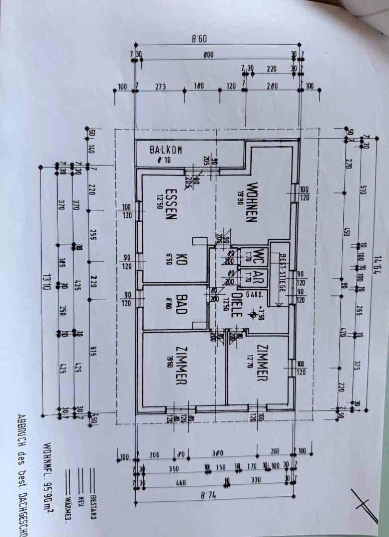 Grundriss des Erdgeschosses mit Wohn-, Ess- und Schlafbereichen sowie Balkon.