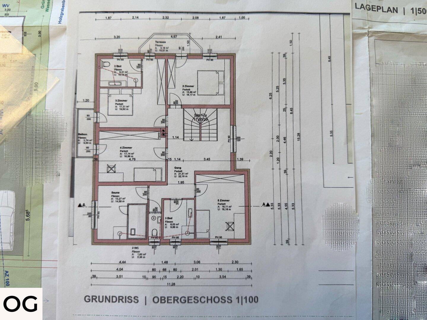 Grundriss des Obergeschosses mit mehreren Schlafzimmern und Bädern.