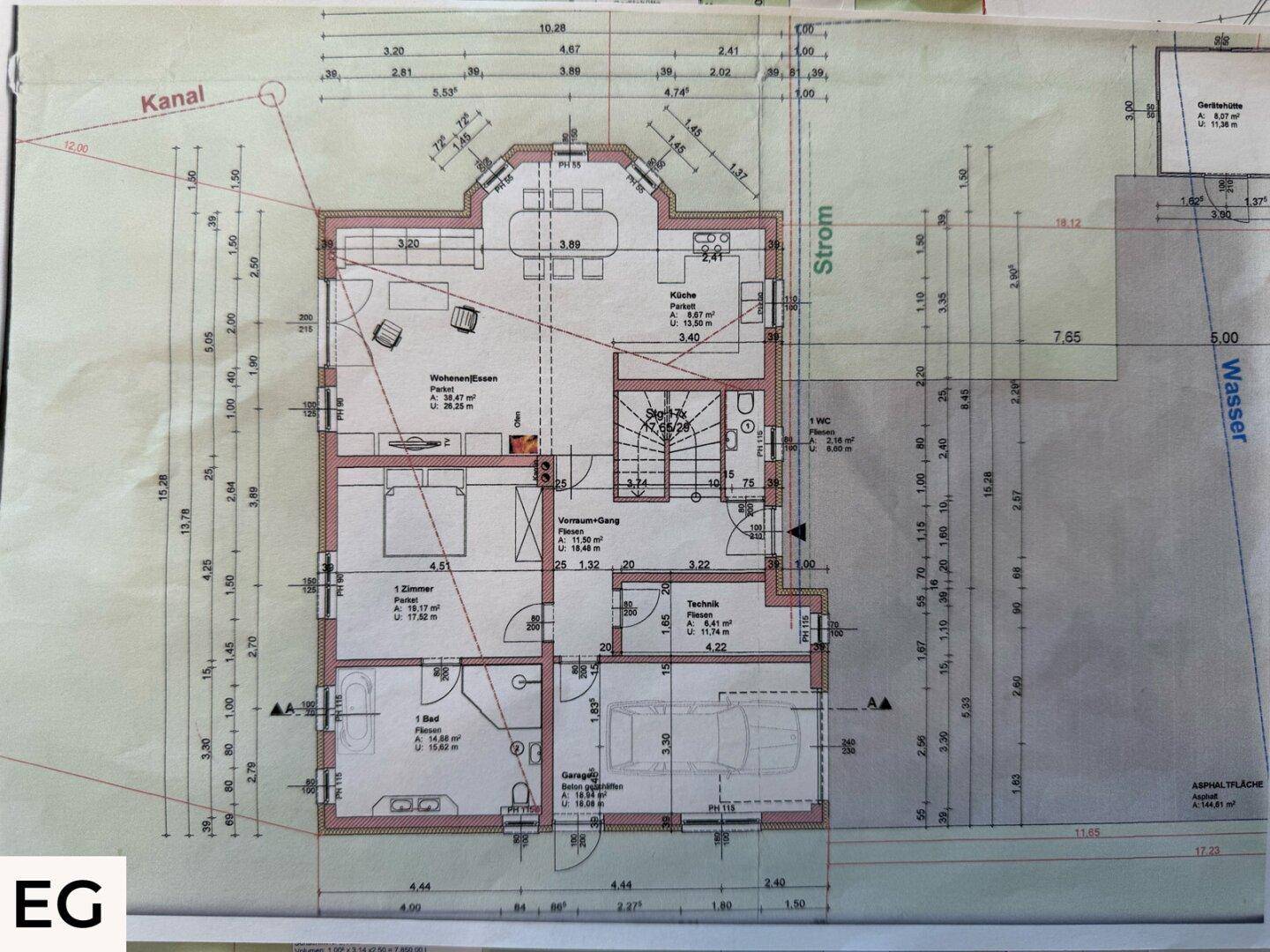 Grundriss des Erdgeschosses mit Wohn-Essbereich, Küche und Garage.