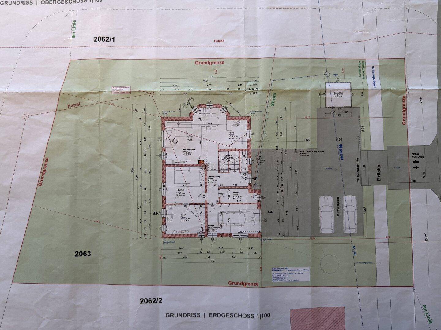 Lageplan mit Grundriss des Erdgeschosses und Grundstücksgrenzen.