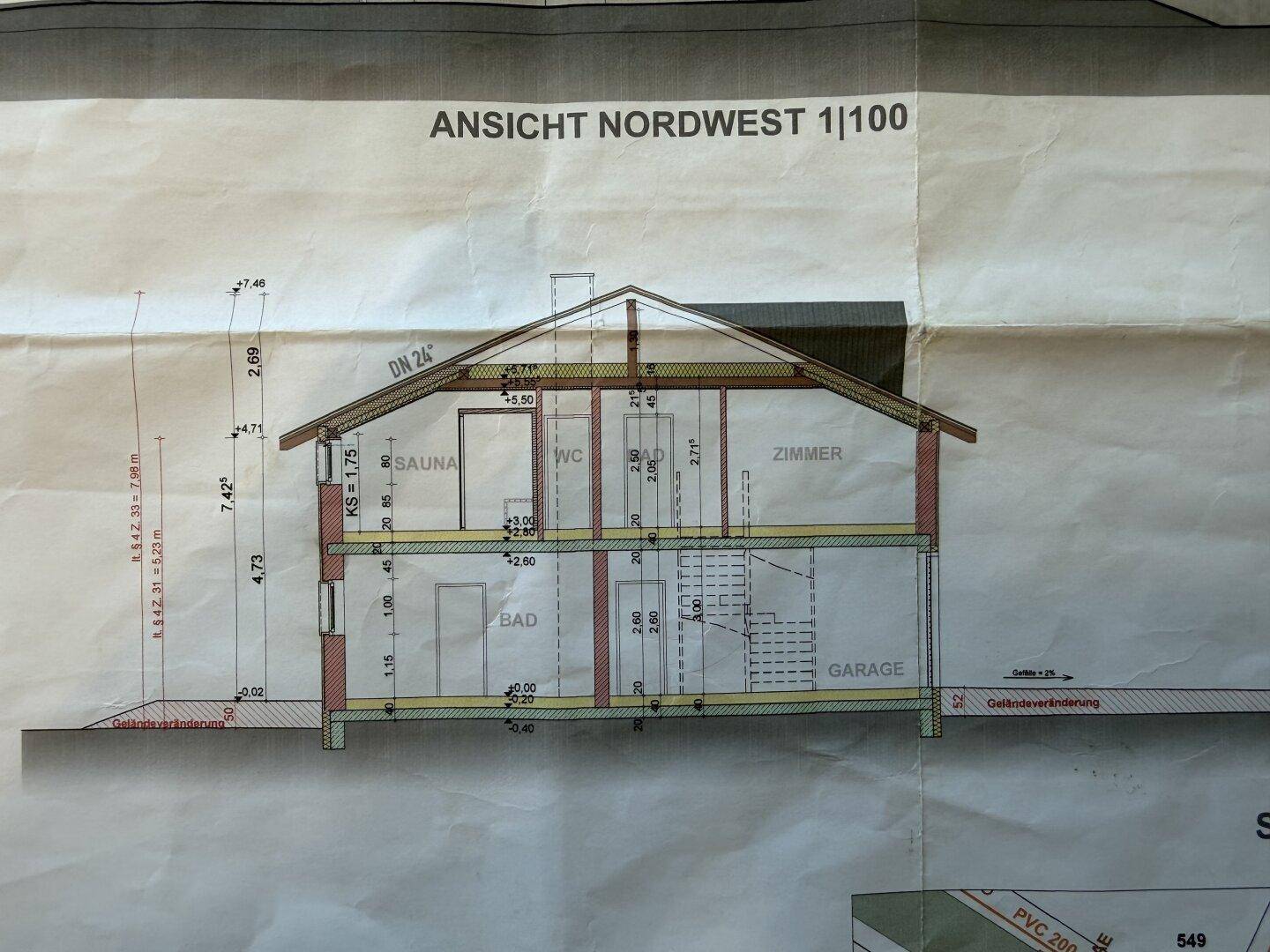 Querschnitt eines Hauses mit Garage, Bad, Sauna und Zimmer im Dachgeschoss, zeigt die Raumaufteilung.