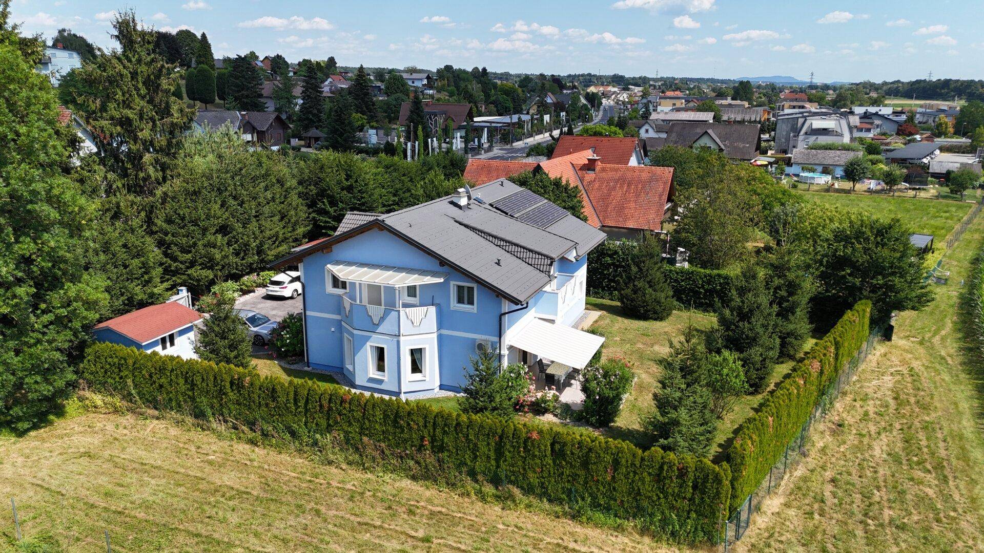 Weitläufige Luftaufnahme des Anwesens mit Garten und ländlicher Umgebung.