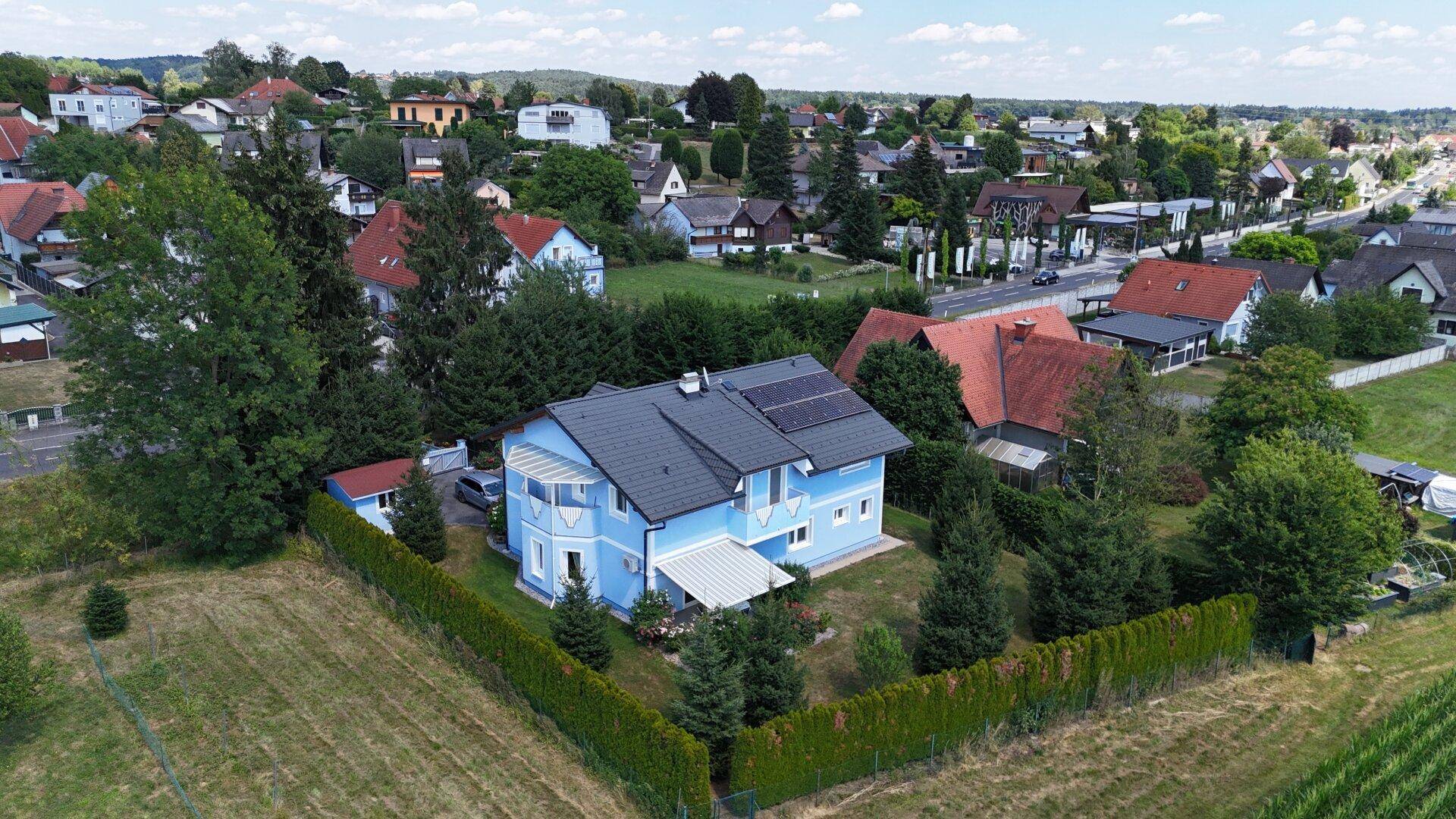 Vogelperspektive des Hauses mit Photovoltaik und angrenzenden Feldern.
