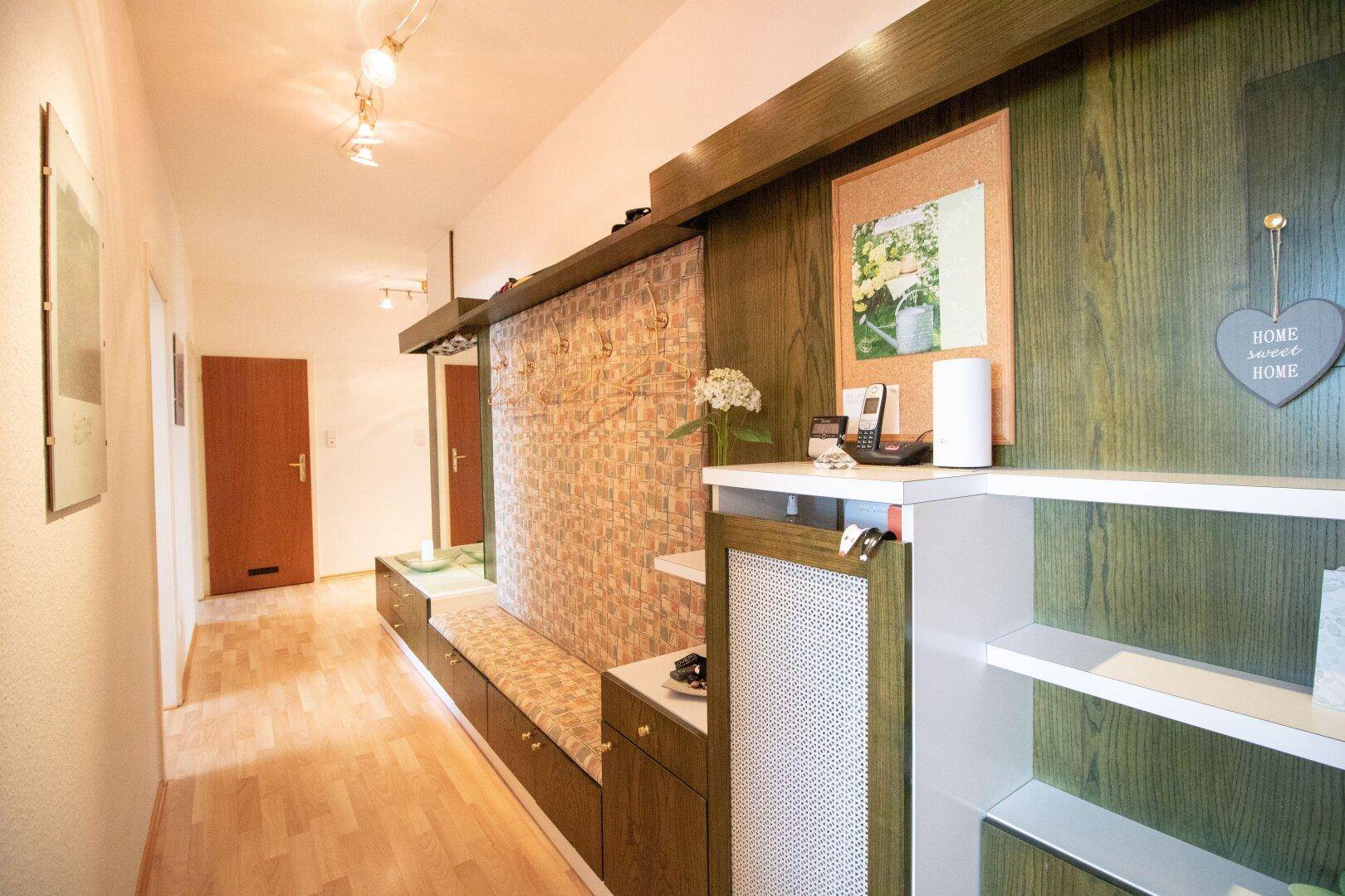 Eingangsbereich mit integrierter Garderobe, Sitzbank und praktischen Ablageflächen.