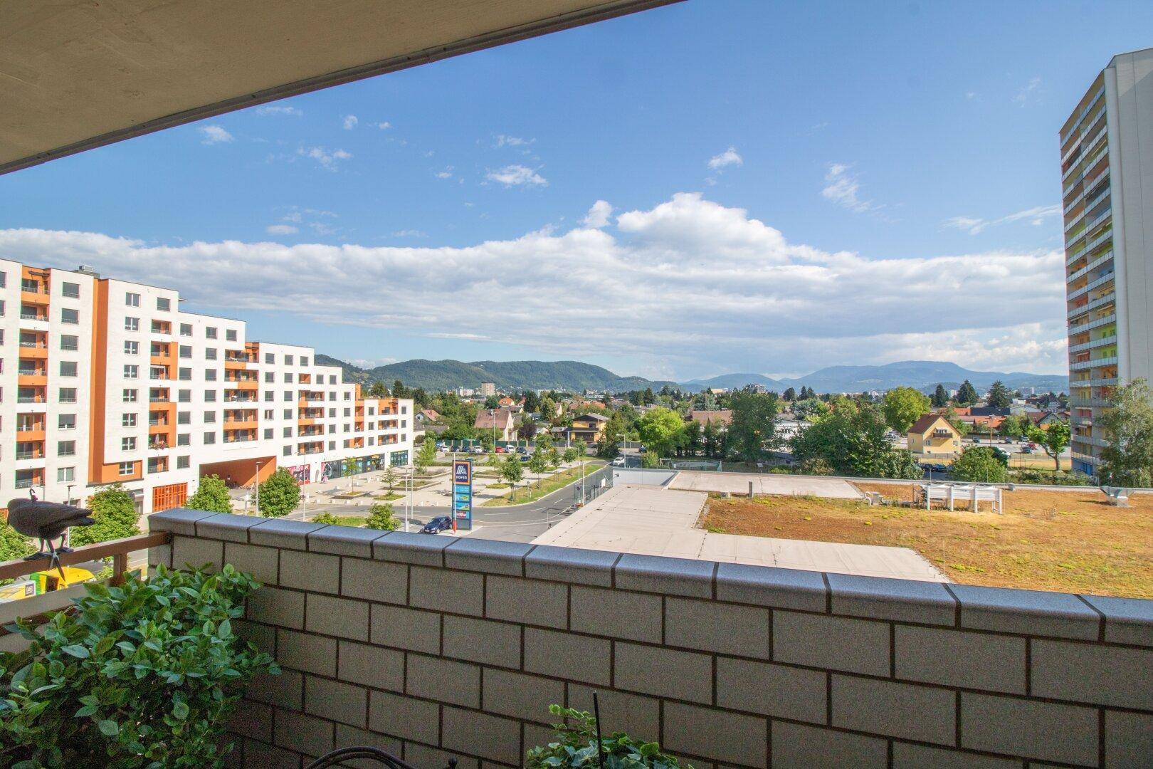 Balkon mit weitem Blick über die Stadt und die umliegende Berglandschaft.