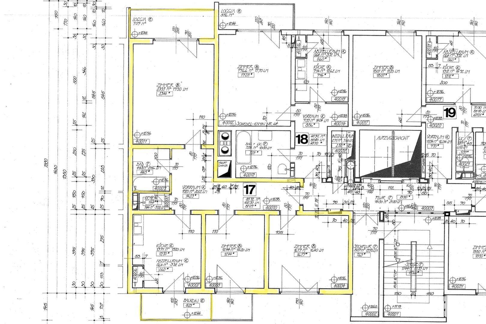 Detaillierter Grundriss einer Wohnung mit mehreren Zimmern und Balkonzugang.