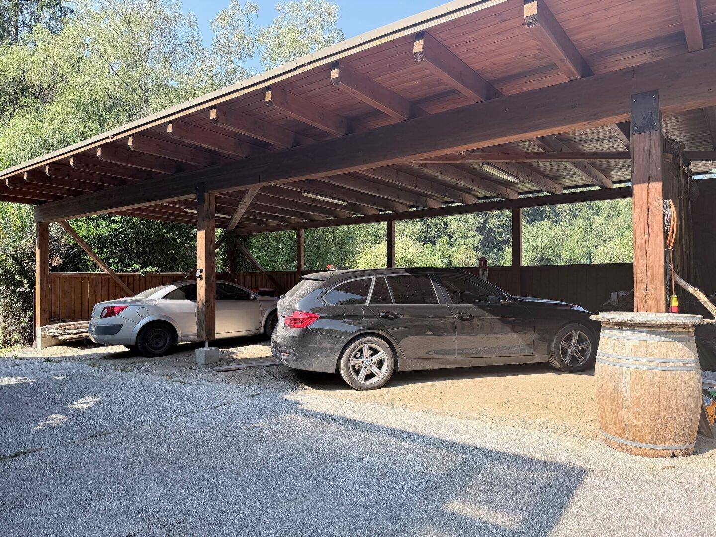 Geräumiger Holzcarport bietet geschützten Parkplatz für zwei Fahrzeuge.
