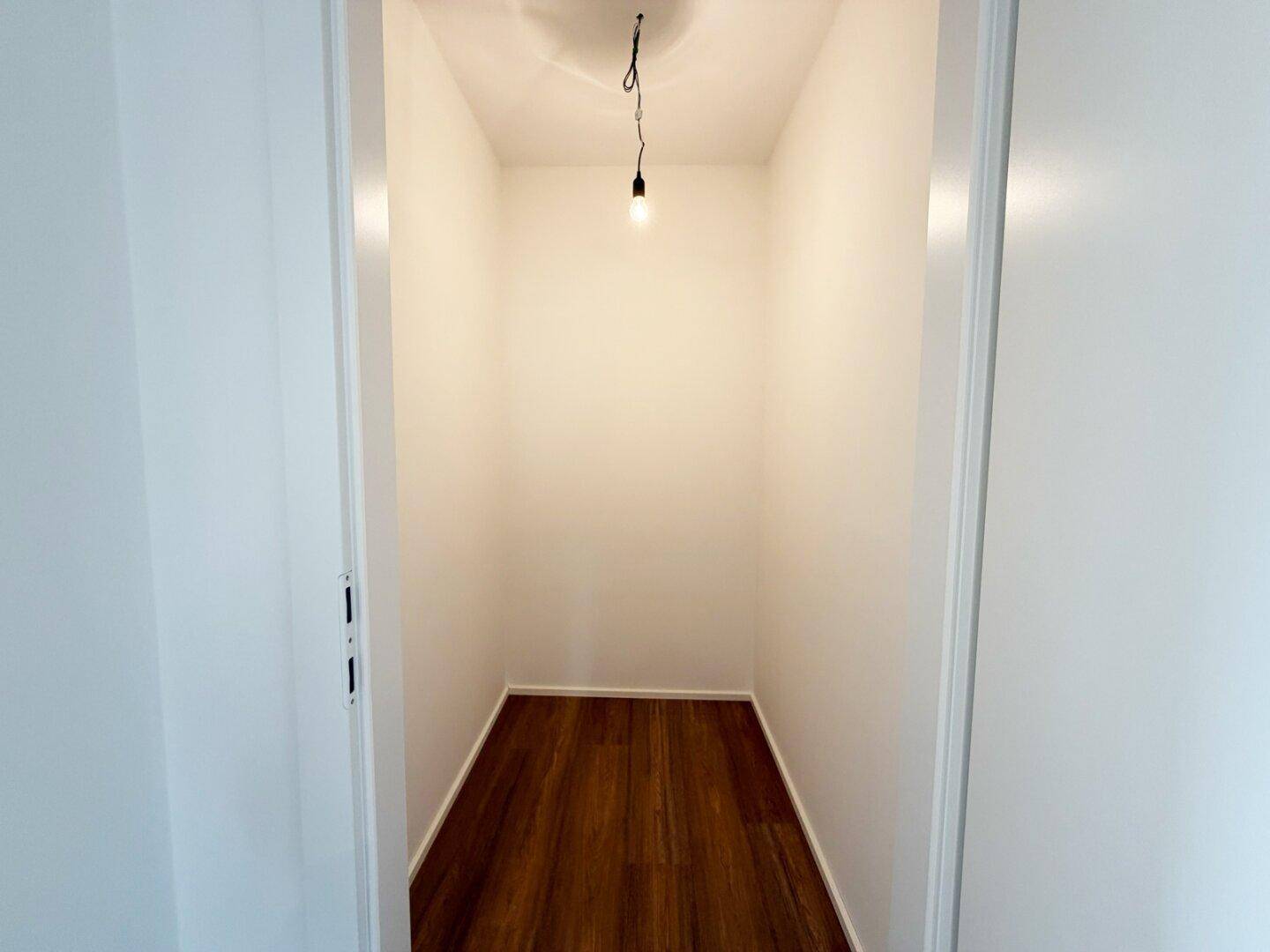 Praktischer Abstellraum mit Laminatboden, ideal für zusätzlichen Stauraum und Haushaltsgeräte.
