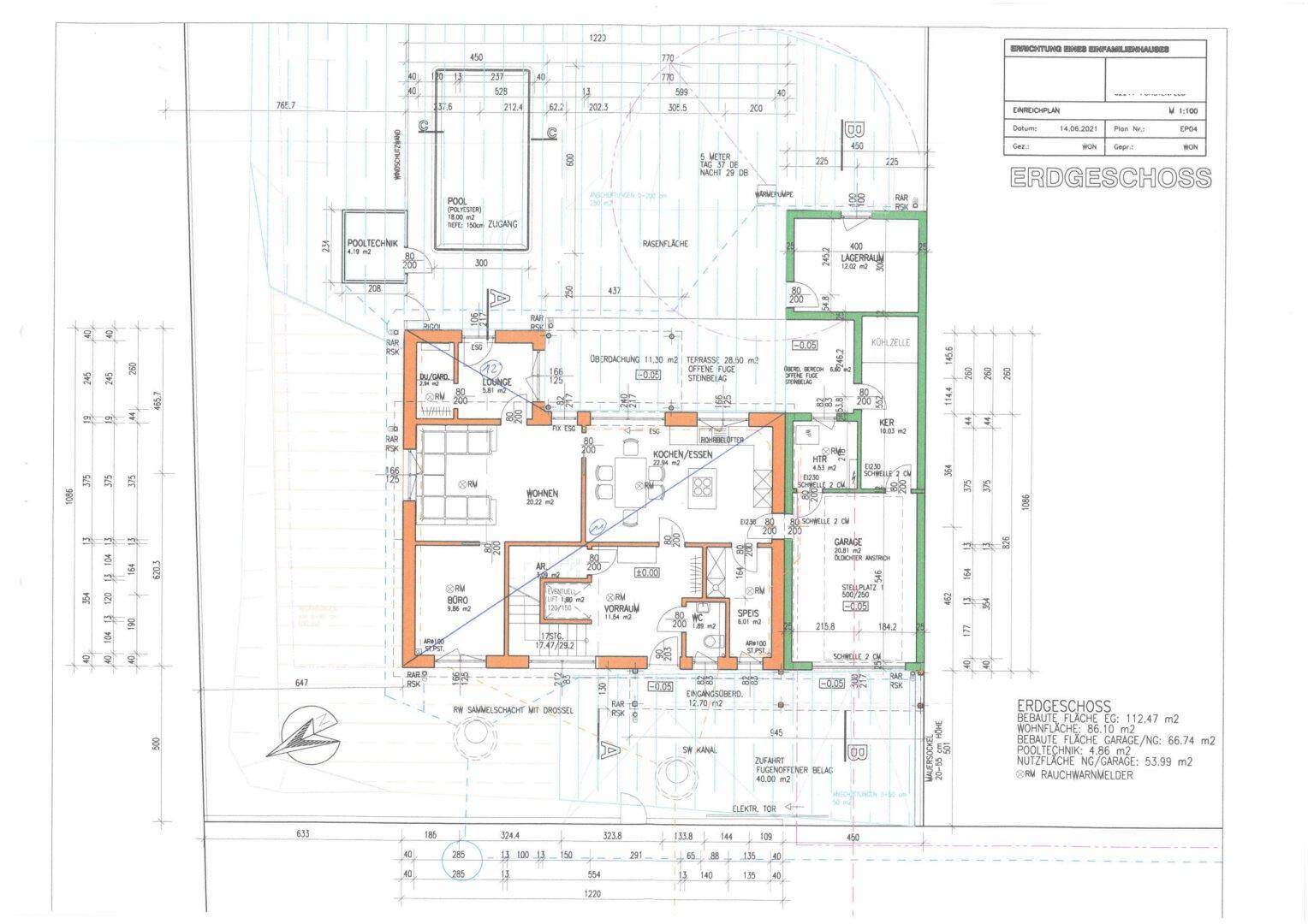 Grundriss des Erdgeschosses mit Wohnbereich, Küche, Garage und Pool.
