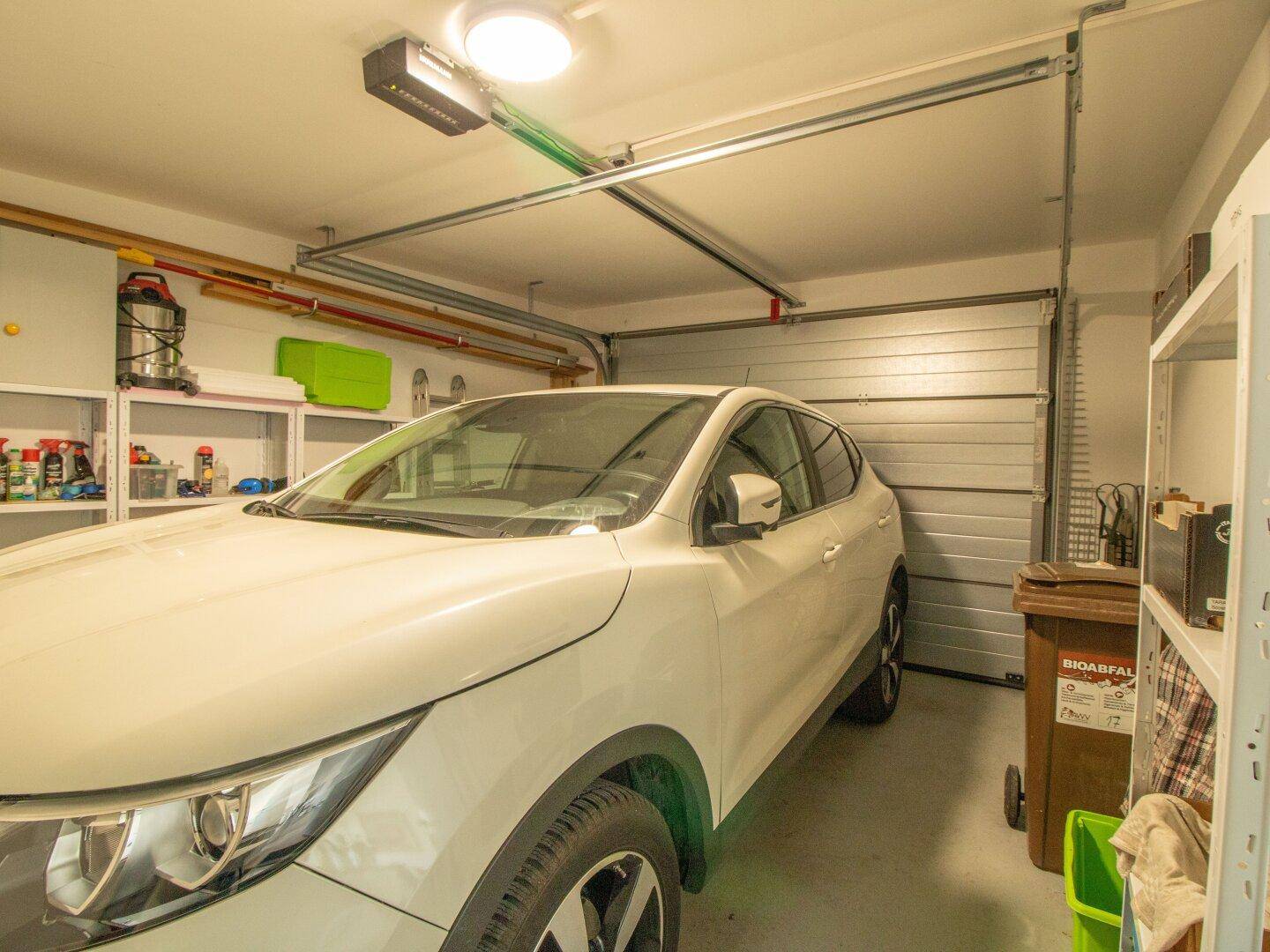 Geräumige Garage mit automatischem Tor und ausreichend Platz für ein Fahrzeug.