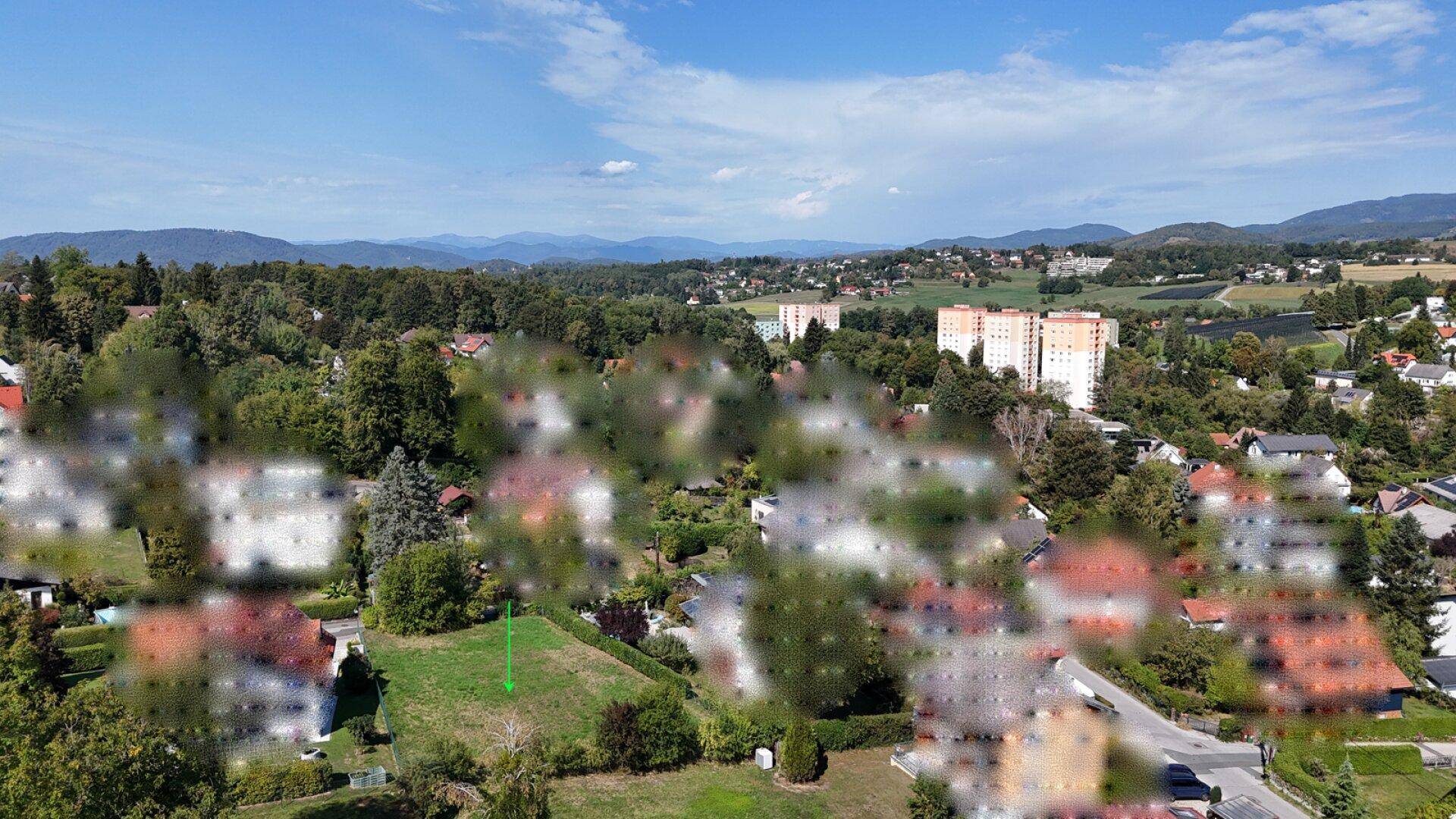 Panoramische Luftaufnahme des Grundstücks mit weitem Blick über die hügelige Landschaft und Wälder.