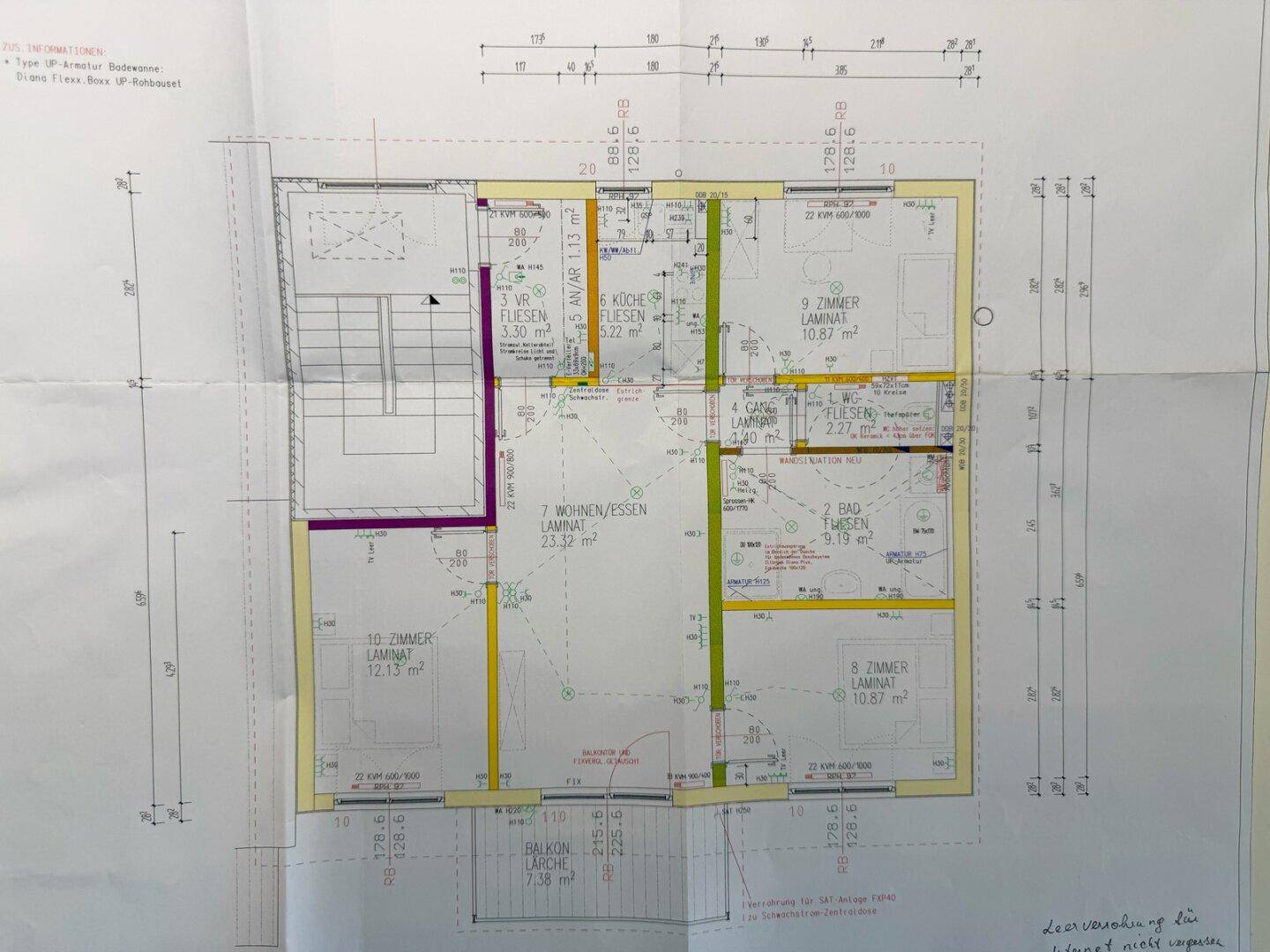 Grundriss einer Wohneinheit mit offenem Wohn-Essbereich, Balkon und zwei Bädern.
