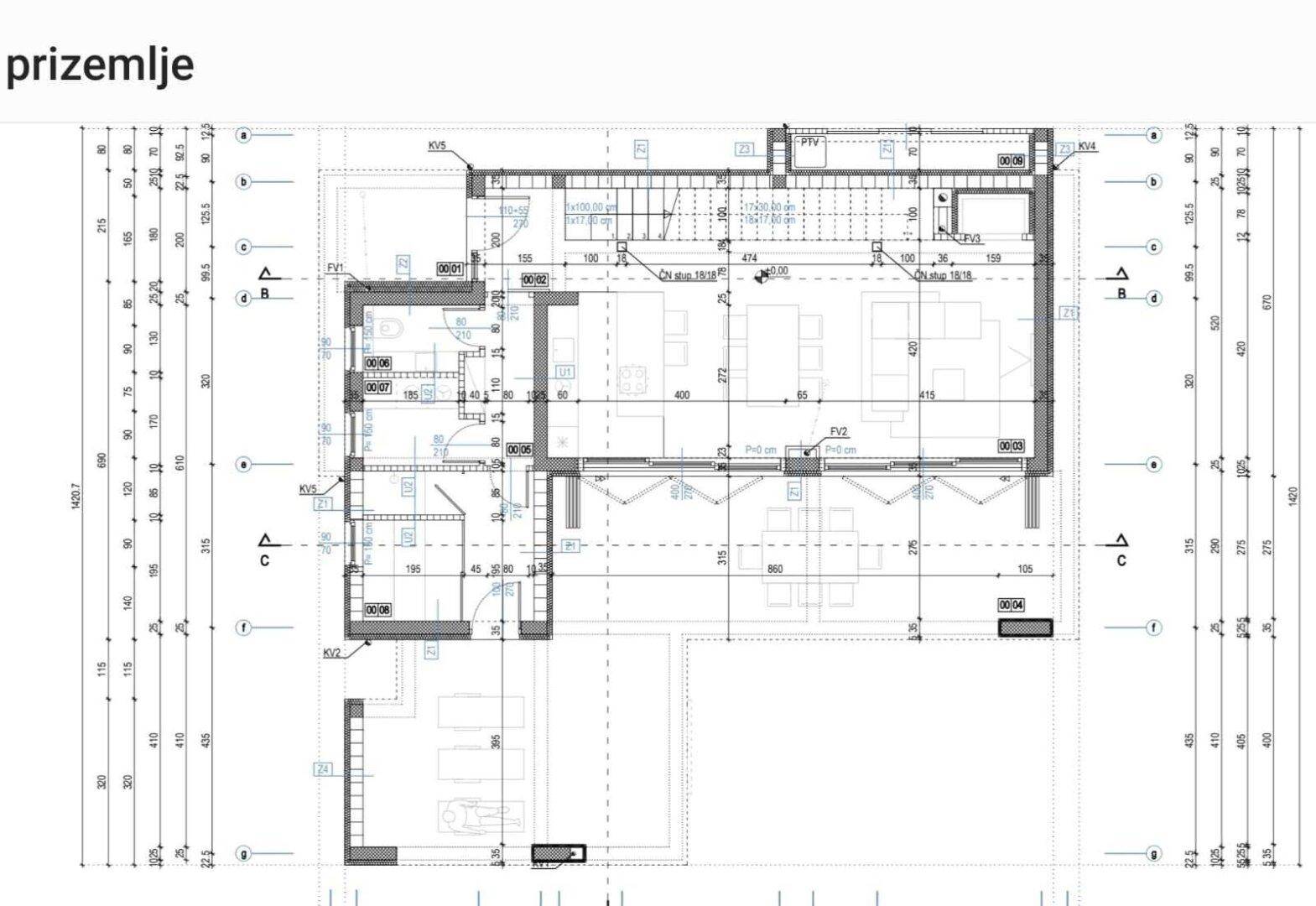 Grundriss des Erdgeschosses mit detaillierter Raumaufteilung und Abmessungen.